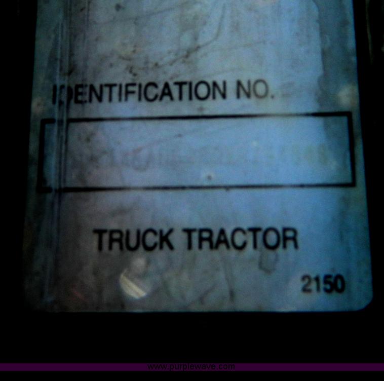 image for item B3776 1999 Kenworth T600 AeroCab semi truck