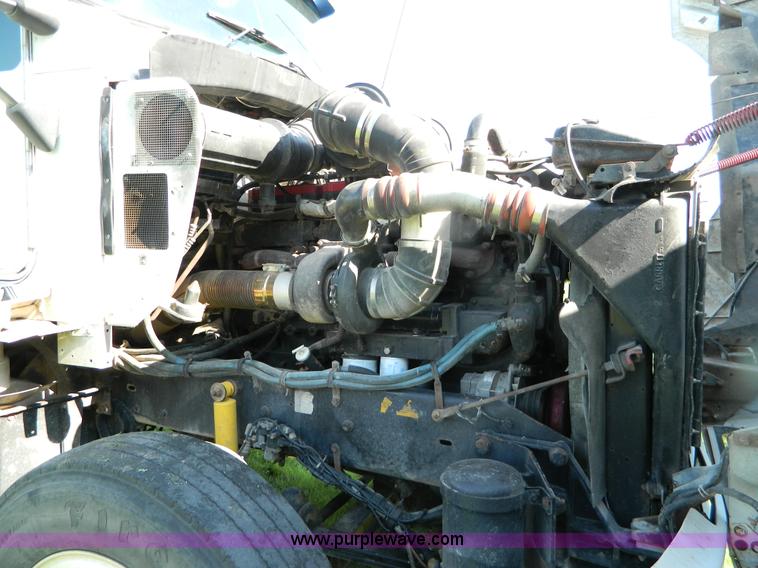 image for item B3776 1999 Kenworth T600 AeroCab semi truck