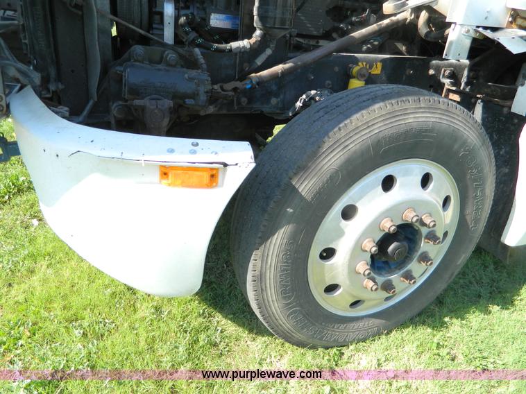 image for item B3776 1999 Kenworth T600 AeroCab semi truck