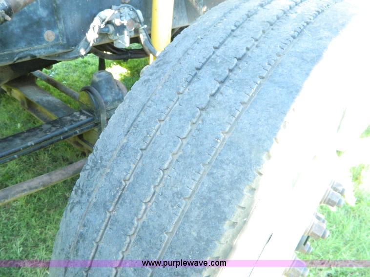 image for item B3776 1999 Kenworth T600 AeroCab semi truck