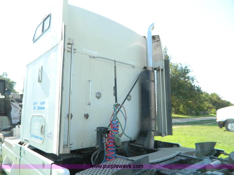 image for item B3776 1999 Kenworth T600 AeroCab semi truck