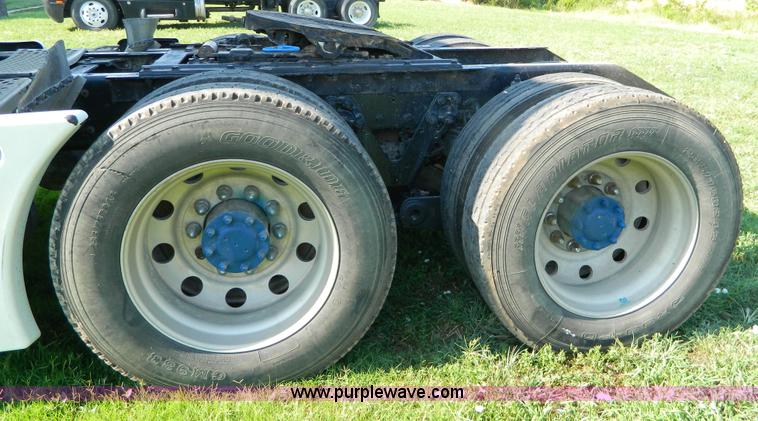 image for item B3776 1999 Kenworth T600 AeroCab semi truck