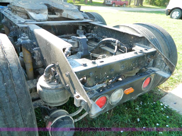 image for item B3776 1999 Kenworth T600 AeroCab semi truck