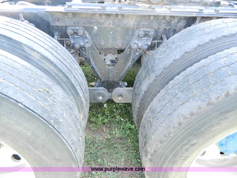 image for item B3776 1999 Kenworth T600 AeroCab semi truck