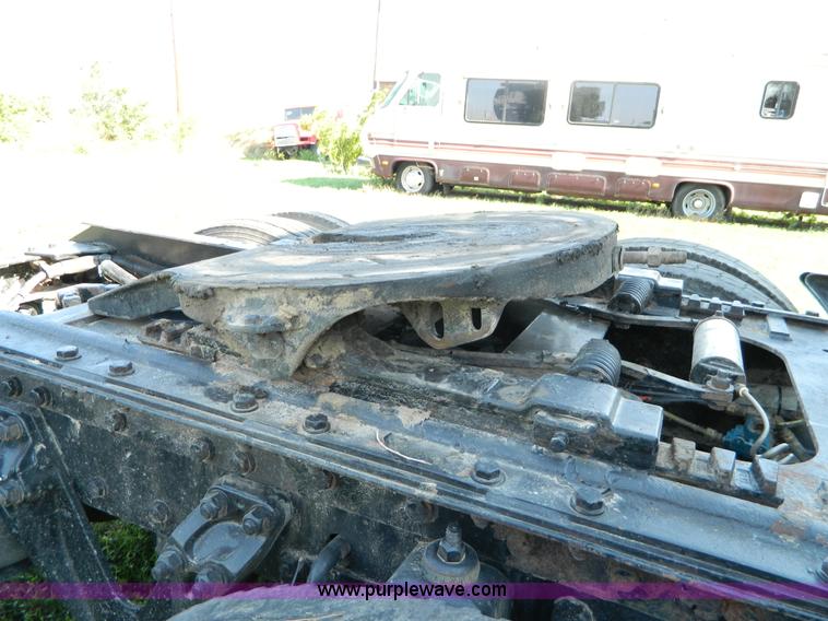 image for item B3776 1999 Kenworth T600 AeroCab semi truck