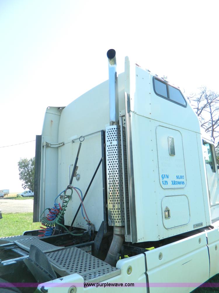 image for item B3776 1999 Kenworth T600 AeroCab semi truck