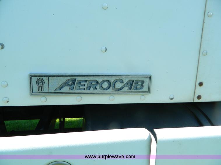 image for item B3776 1999 Kenworth T600 AeroCab semi truck