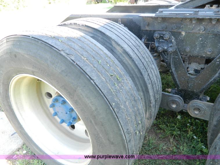 image for item B3776 1999 Kenworth T600 AeroCab semi truck