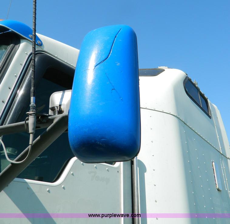 image for item B3776 1999 Kenworth T600 AeroCab semi truck