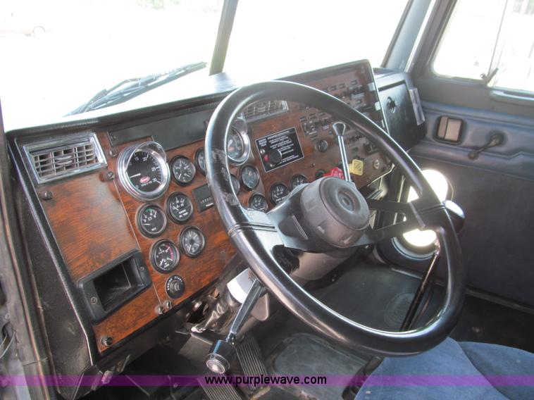 image for item B6373 1999 Peterbilt 377 semi truck