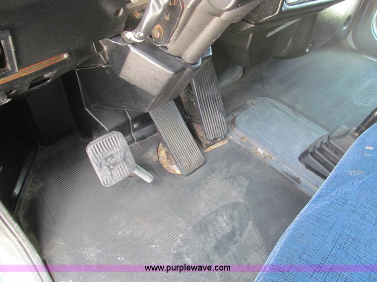 image for item B6373 1999 Peterbilt 377 semi truck