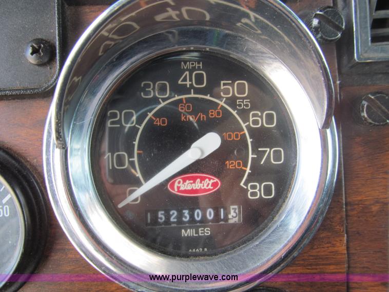 image for item B6373 1999 Peterbilt 377 semi truck