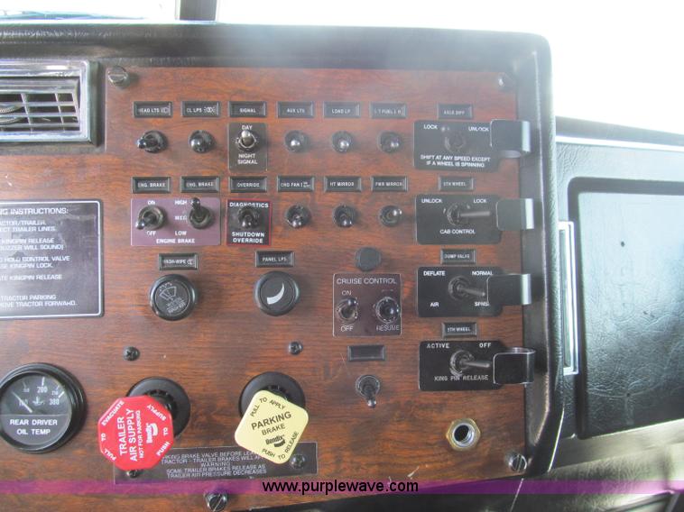 image for item B6373 1999 Peterbilt 377 semi truck