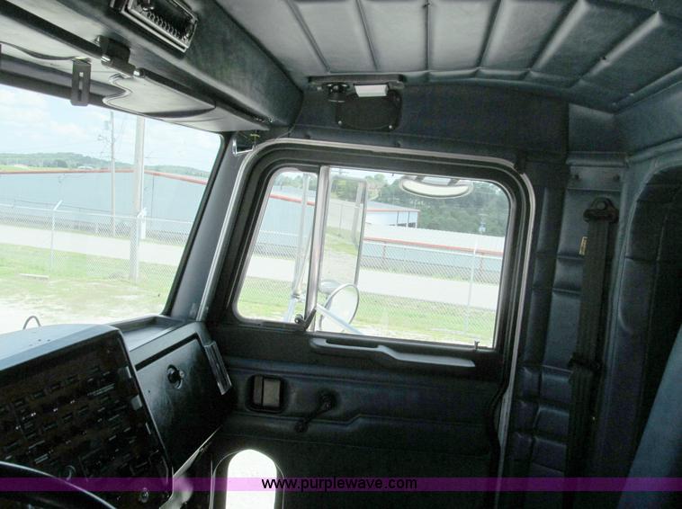 image for item B6373 1999 Peterbilt 377 semi truck