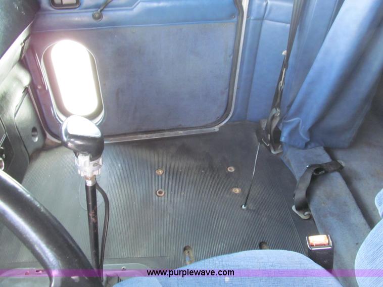 image for item B6373 1999 Peterbilt 377 semi truck