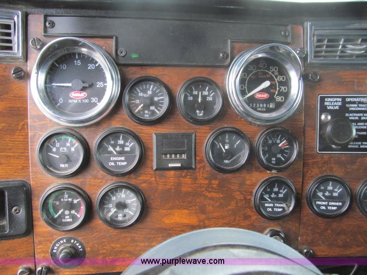 image for item B6373 1999 Peterbilt 377 semi truck