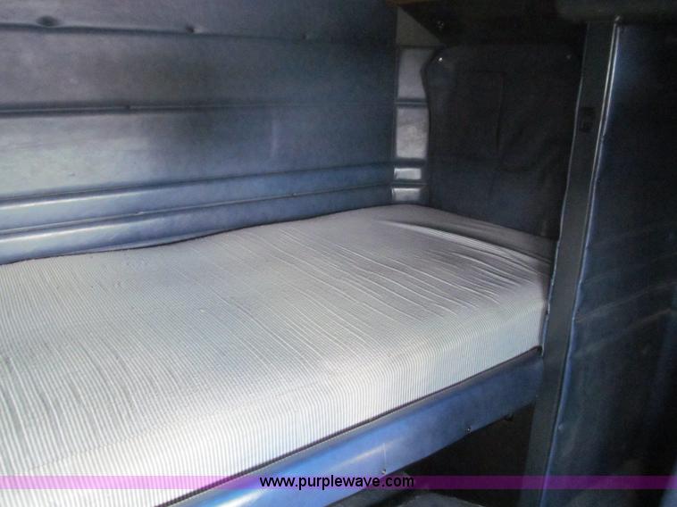 image for item B6373 1999 Peterbilt 377 semi truck