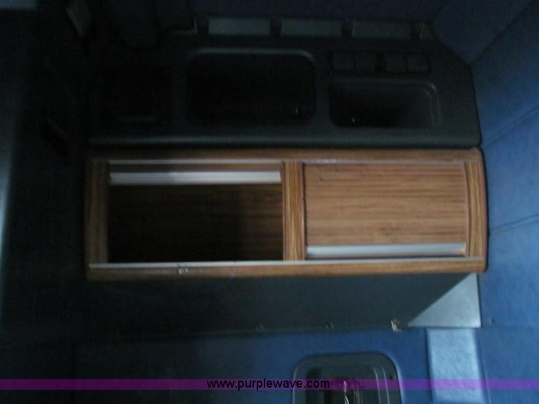 image for item B6373 1999 Peterbilt 377 semi truck