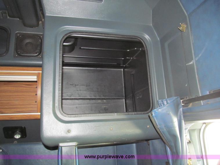 image for item B6373 1999 Peterbilt 377 semi truck