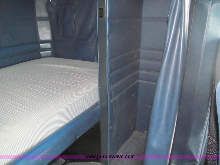 image for item B6373 1999 Peterbilt 377 semi truck