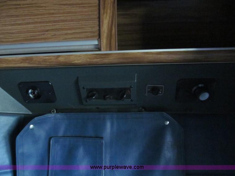 image for item B6373 1999 Peterbilt 377 semi truck