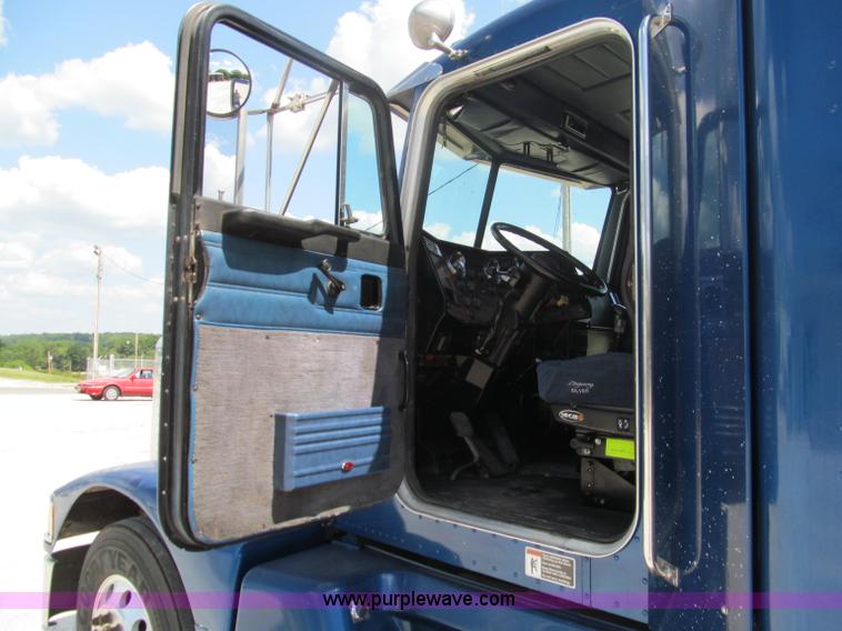 image for item B6373 1999 Peterbilt 377 semi truck