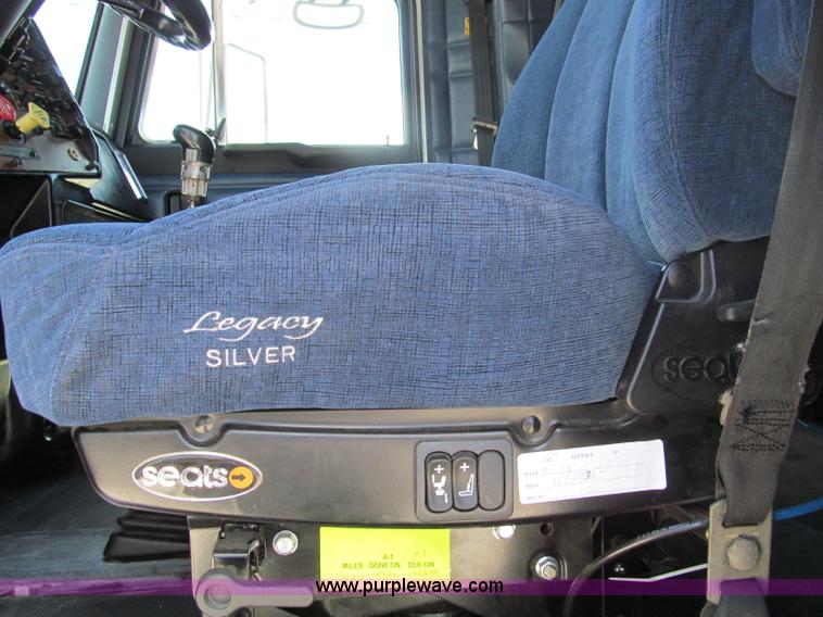 image for item B6373 1999 Peterbilt 377 semi truck