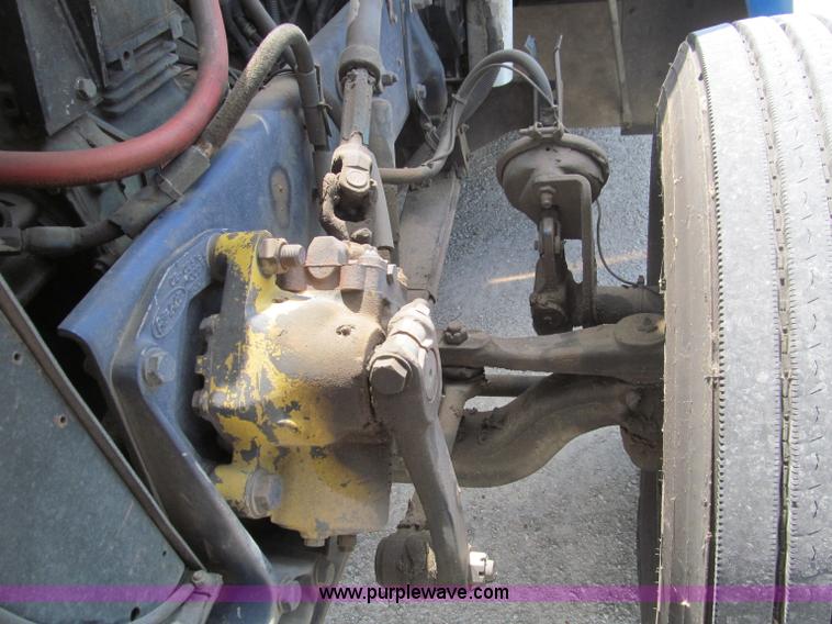 image for item B6373 1999 Peterbilt 377 semi truck