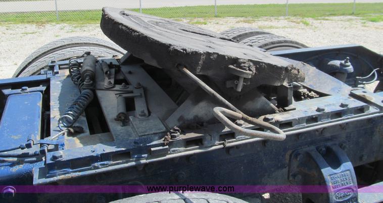 image for item B6373 1999 Peterbilt 377 semi truck