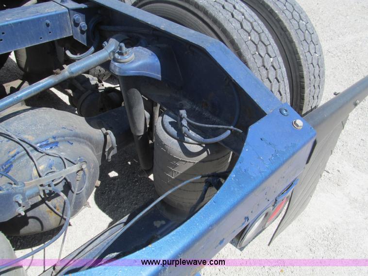 image for item B6373 1999 Peterbilt 377 semi truck