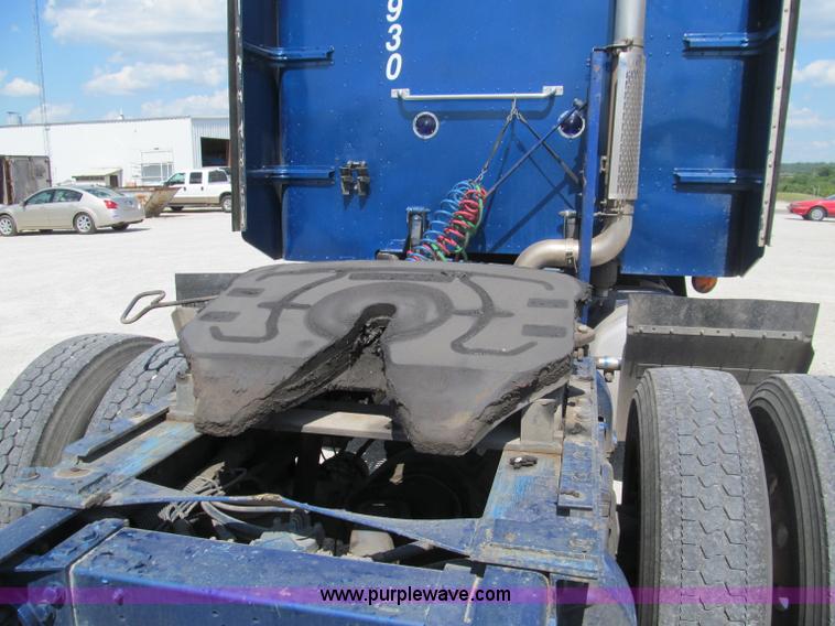 image for item B6373 1999 Peterbilt 377 semi truck