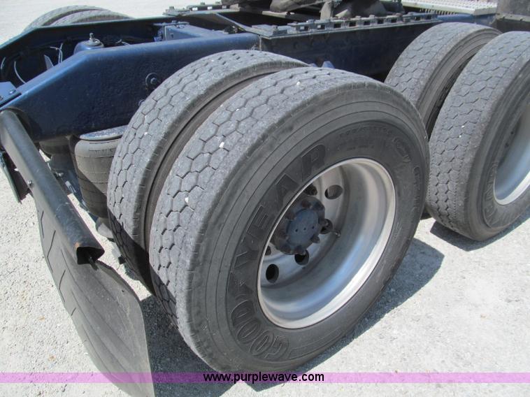 image for item B6373 1999 Peterbilt 377 semi truck