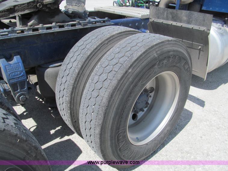 image for item B6373 1999 Peterbilt 377 semi truck