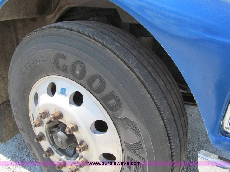 image for item B6373 1999 Peterbilt 377 semi truck