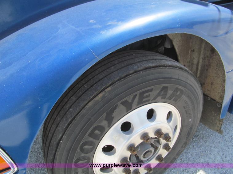 image for item B6373 1999 Peterbilt 377 semi truck