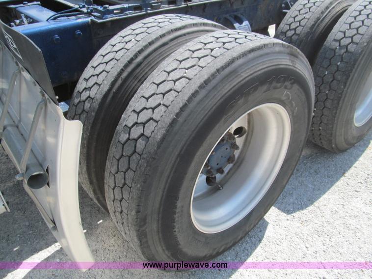 image for item B6373 1999 Peterbilt 377 semi truck