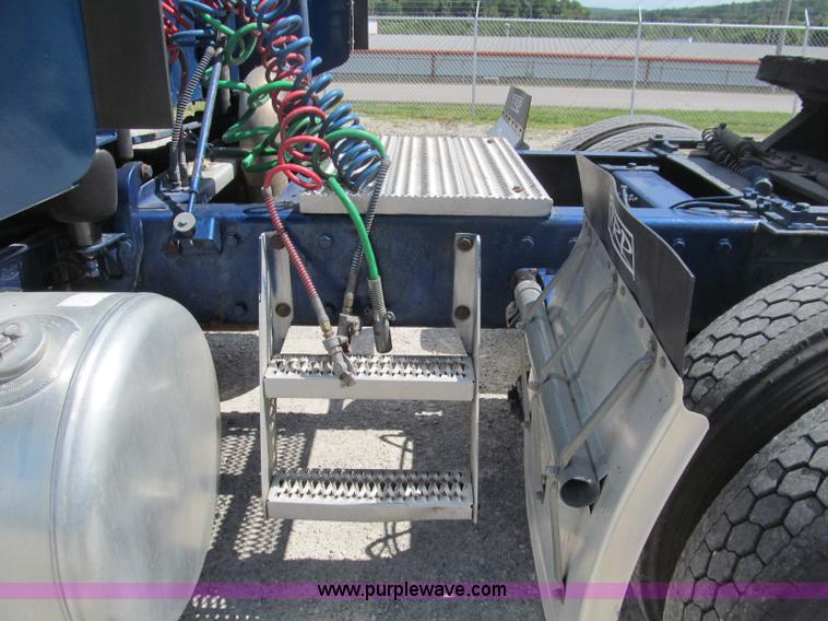 image for item B6373 1999 Peterbilt 377 semi truck