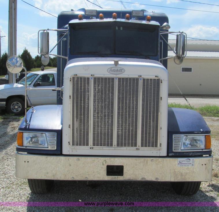 image for item B6374 1999 Peterbilt 377 semi truck
