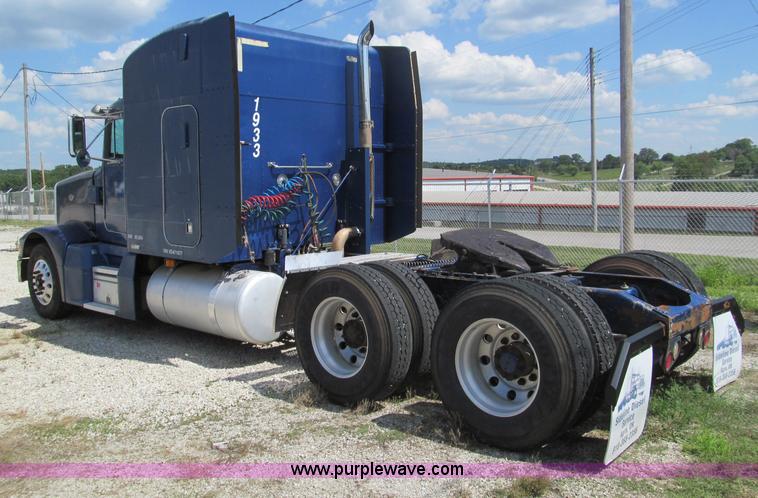 image for item B6374 1999 Peterbilt 377 semi truck