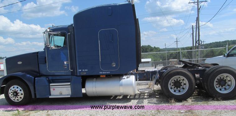 image for item B6374 1999 Peterbilt 377 semi truck