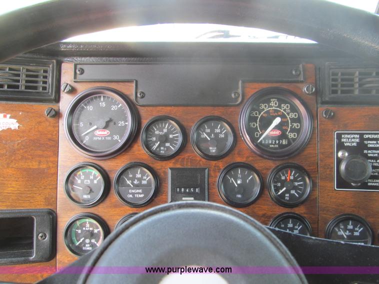 image for item B6374 1999 Peterbilt 377 semi truck