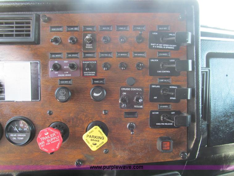 image for item B6374 1999 Peterbilt 377 semi truck