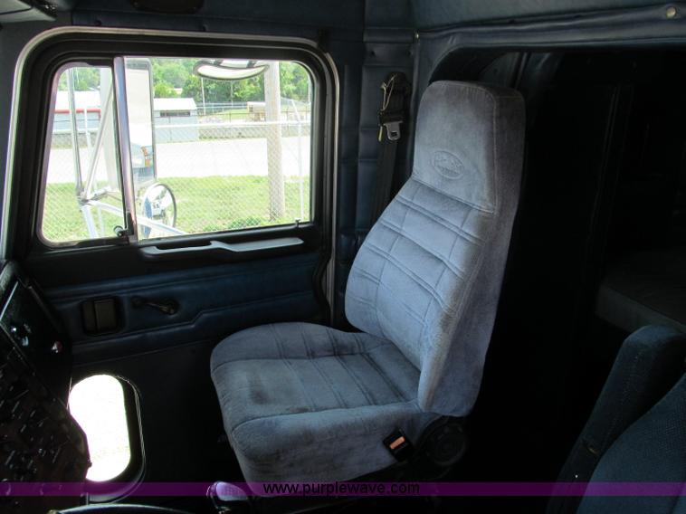 image for item B6374 1999 Peterbilt 377 semi truck