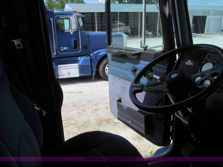 image for item B6374 1999 Peterbilt 377 semi truck