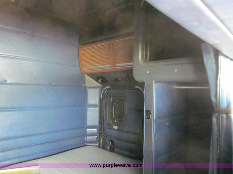 image for item B6374 1999 Peterbilt 377 semi truck