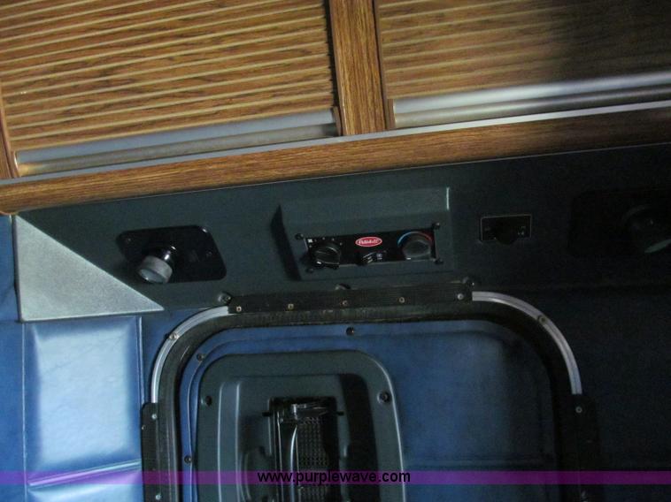 image for item B6374 1999 Peterbilt 377 semi truck