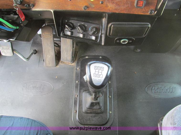 image for item B6374 1999 Peterbilt 377 semi truck