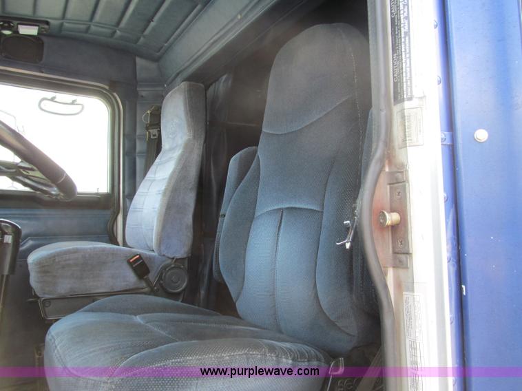 image for item B6374 1999 Peterbilt 377 semi truck