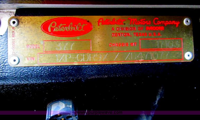 image for item B6374 1999 Peterbilt 377 semi truck