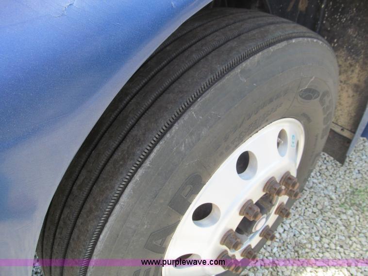 image for item B6374 1999 Peterbilt 377 semi truck